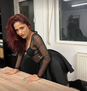 TwosomeTempt in the office Foto 3