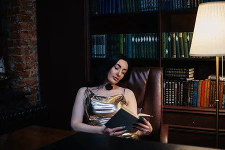 Afina_Donna Public Pic 5