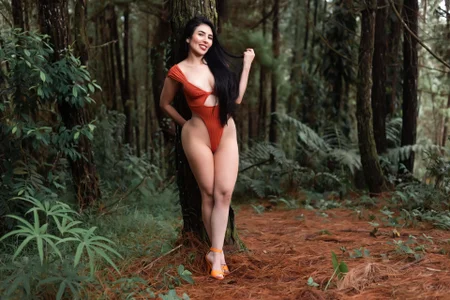 SunnyLeonz Otoño টি ছবি