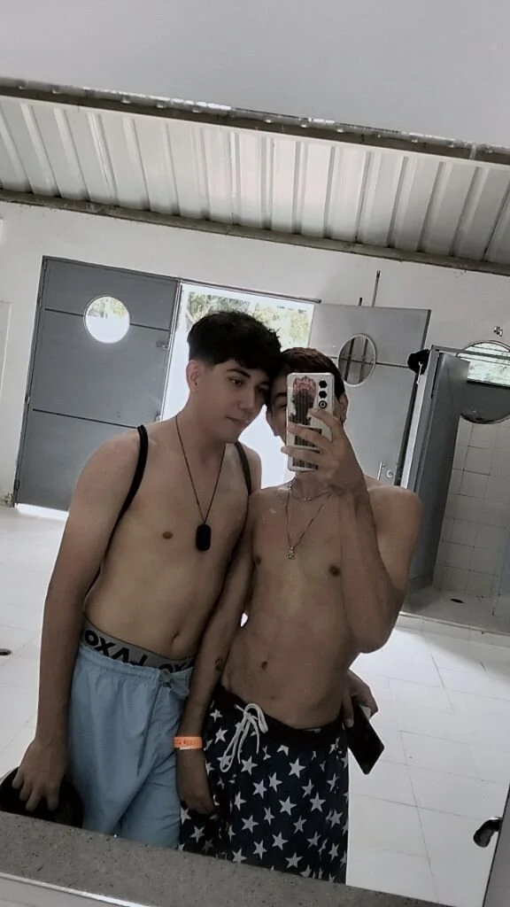 peakk_twiinns Pool Day зображення