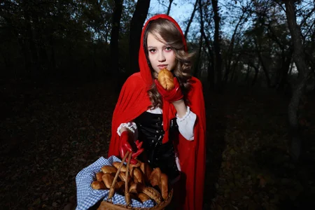 SelinSwarovskiのLittle Red Riding Hoodの枚の写真