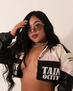 MarianaGarciaa__ get carried away in my curves! Pic 4