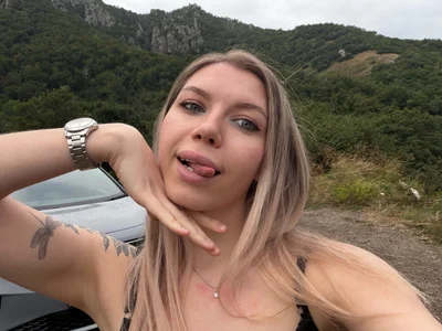 MadeleineRose Public Immagine  2