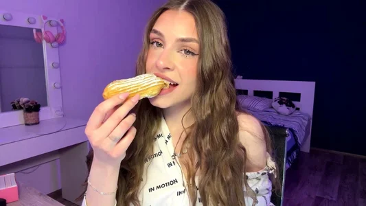 MachelleSpader Eating a sweet cclair  2. fénykép