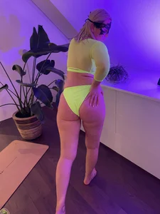 NikitaSkyのNeon Girlの 2枚の写真