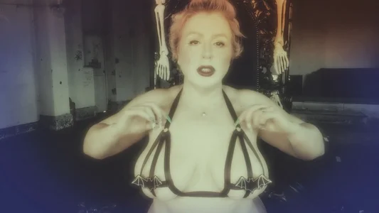 GoddessAlimony: HALLOWEEN QUEEN screengrabs ( 5 фото)