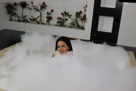 veronika_naughty A great time in the jacuzzi Pic 2