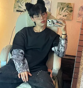 Just a cute kitty… or maybe a naughty one? 🐱💋 de Demian_Hush  Imagens