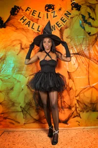 MonicaSchwartz This witch loves to lift things Foto 4