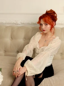 AlisHanson Public Pic 5