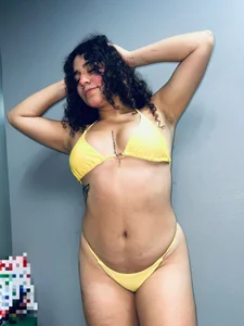 mia_cataleiya How about my new swimsuit? 🥵💛 Foto