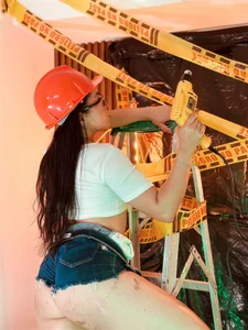 _Victoria_Collins 👷‍♀️I didn't come to build walls, I came to break down your desire to resist. 🔥🔧 Pic 2