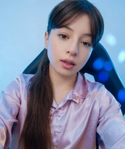 VioletaNova My blue background makes me look happier Foto 3