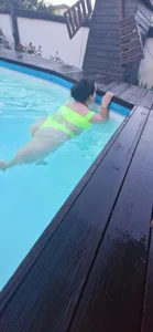 BubbleEmma pool time💧🌞🌊⛱️👙 Foto 5