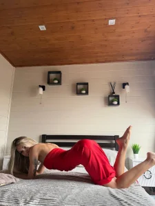 Martina_Isseee corporate color - red💓💃 Pic 3