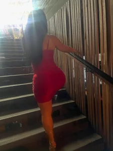 Samantha_Mont Public  3টি ছবি