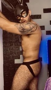 adamhairyのsexy and hot bunnyの 4枚の写真