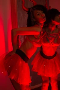 daiana_curly Don't be shy, fall into the temptation of this sexy demon! Bilde 4