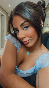 Just like a flower de Brownfitbabyy  8 photos