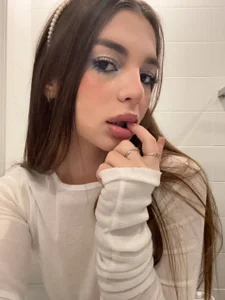 LauraHansil I like different jewelry made of stones, this time I decided to wear a headband made of pearl☺😚 Bilde 2