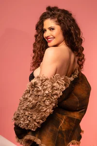 CelineBoyer gold lady Foto 4