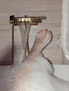 TinaDavil wet feet Foto 2