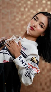 emily_dempsey On and Limitless ✖️🫦 টি ছবি