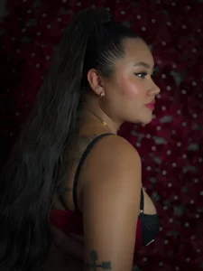 AmberLewis_ UNDER THE CHARM OF RED Immagine  2