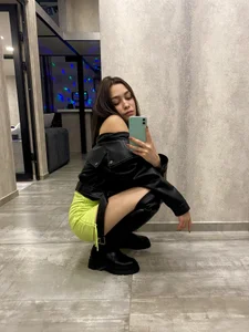 Public de mo1ly  2 photos