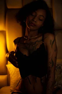 daiana_curlyYellow & dark night图片 2