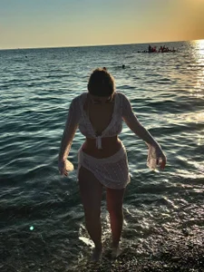 la_lisa_ waves and beach Pic