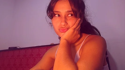 Baby_Elisee 💋 Hoy me siento especialmente traviesa... Ven a saludarme y tal vez te lleves una sorpresa. ❤️ Pic