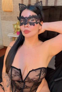 Hannah_Cross Your naughty kitty is waiting for you!! 😸😋🍑  2টি ছবি