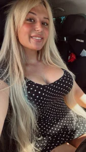 DieEchteBlondeSarah Public Foto 2