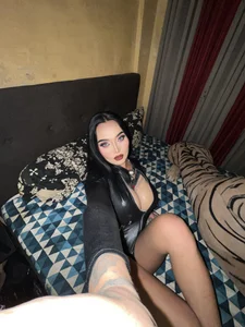 IndestructibleLilyのQueen is on fire🔥の 2枚の写真