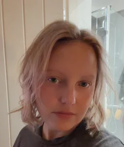 Phoebe_18 Public Pic 9