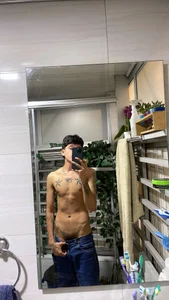 tom_HowardのSexyの 3枚の写真