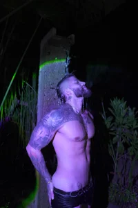 Frank_FarrellのShower at nightの 2枚の写真