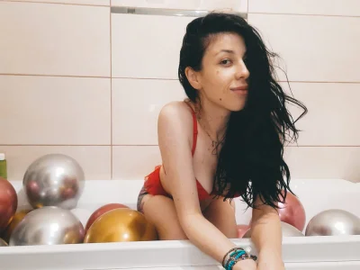 EmillyTaylor Hot bath with balloons 圖片 3
