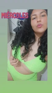 denisse_khanのladyの枚の写真