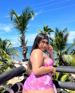 lynda_west enjoying the beach 🌴 Pic 5