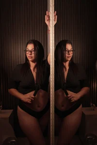 At the mirror de Victoriahilll_  2 Imagens