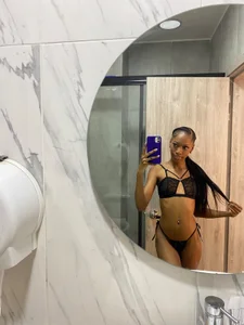 AveryNicole Sensual body🔥 Pic 5