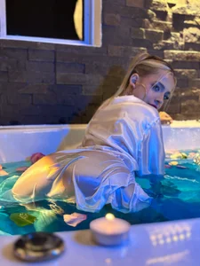 BritnyBlossom Jacuzzi 💦 Foto 4
