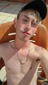 In_my_room_anything_goes hello axel Immagine 