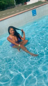 charlotteone My body in the pool 🥵🥵🥵🦋 사진
