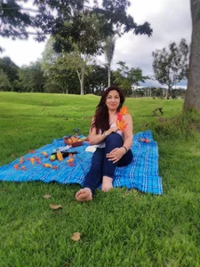 TatianaRoush 🌸 Flores, aire fresco y una actitud que nunca pasa desapercibida.  5 снимка