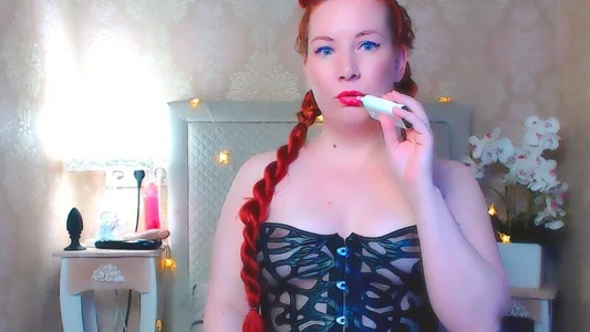 GoddessLara kullanıcısının Miss Red in a corset albümü -  2 fotoğraf