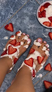 Honey__kissFeet with strawberries and cream Bild