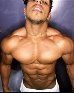 bradley_smithのSmiles and musclesの 2枚の写真